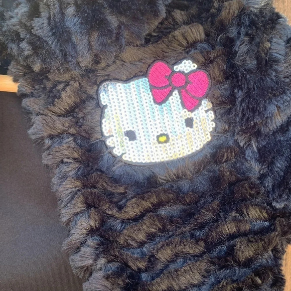 Hello Kitty girl's small black faux fur shoulder jacket - Picture 3 of 4